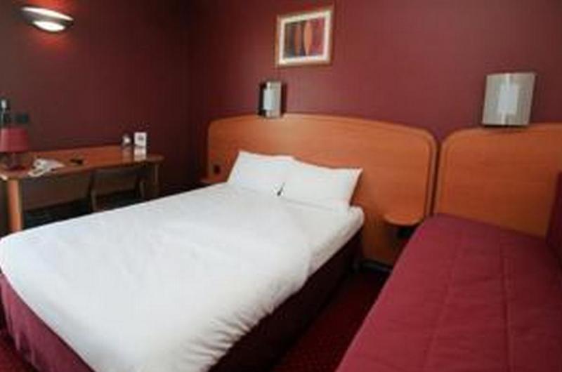 Sky Hotel Goussainville Charles De Gaulle Rum bild